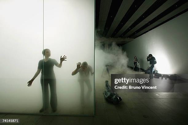 Visitors find themselves lost within Anthony Gormley's Blind Light installation at the Hayward Gallery on May 14, 2007 in London. Oscillating...