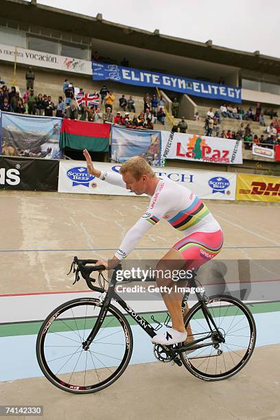 Chris Hoy of Great Britain salutes the crowd after his failed attempt to break the World 1 Kilometre Altitude Record at the Alto Irpavi Velodrome,...