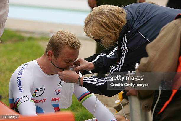 Carol Hoy helps her son Chris Hoy of Great Britain to take on oxygen after his failed attempt to break the World 1 Kilometre Altitude Record at the...