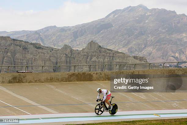 Chris Hoy of Great Britain on his first lap during his failed attempt to break the World 1 Kilometre Altitude Record at the Alto Irpavi Velodrome,...