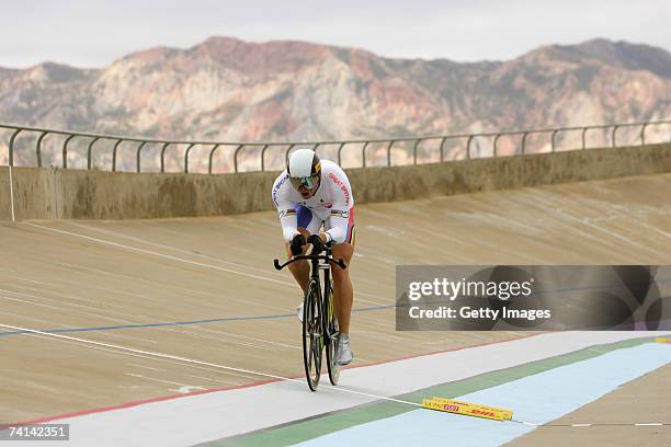 Chris Hoy of Great Britain on his second lap during his failed attempt to break the World 1 Kilometre Altitude Record at the Alto Irpavi Velodrome,...