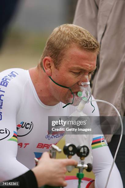 Chris Hoy of Great Britain takes on oxygen after his failed attempt to break the World 1 Kilometre Altitude Record at the Alto Irpavi Velodrome, May...