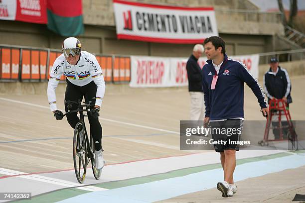 Chris Hoy of Great Britain practising his start as sports scientist,Scott Gardner urges on in preparations before his failed attempt to break the...
