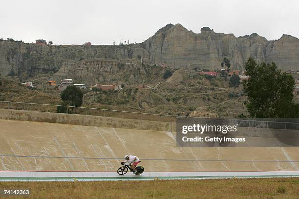 Chris Hoy of Great Britain on his third lap during his failed attempt to break the World 1 Kilometre Altitude Record at the Alto Irpavi Velodrome,...