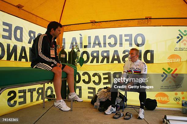 Chris Hoy of Great Britain in discussion with sports scientist,Scott Gardner in preparations before his failed attempt to break the World 1 Kilometre...