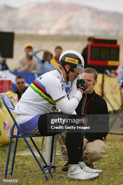 Chris Hoy of Great Britain takes on oxygen alongside Doctor Kenneth Baillie before his failed attempt to break the World 1 Kilometre Altitude Record...