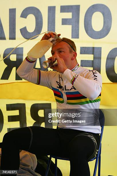 Chris Hoy of Great Britain drinks Red Bull before his failed attempt to break the World 1 Kilometre Altitude Record at the Alto Irpavi Velodrome, May...