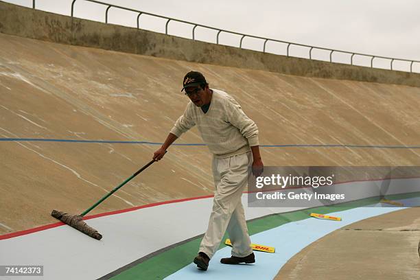 The track is brushed prior to Chris Hoy's failed attempt to break the World 1 Kilometre Altitude Record at the Alto Irpavi Velodrome, May 12, 2007 in...
