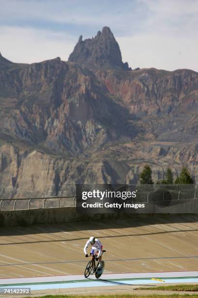 Chris Hoy of Great Britain on lap one during his narrow failure in his attempt to break the World 1 Kilometre Altitude Record at the Alto Irpavi...