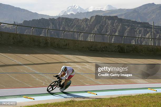 Chris Hoy of Great Britain on lap two during his narrow failure in his attempt to break the World 1 Kilometre Altitude Record at the Alto Irpavi...