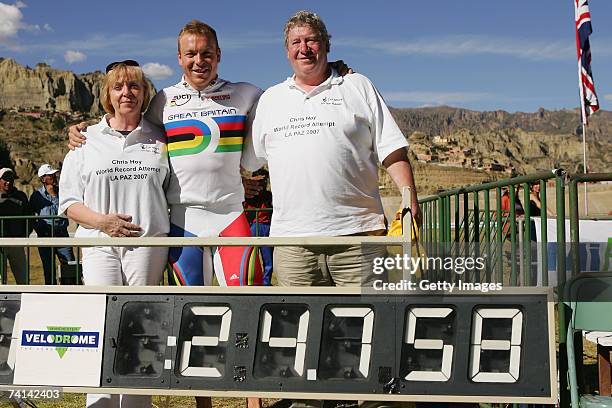 Chris Hoy of Great Britain celebrates breaking the World 500 Metre Altitude Record with his father David Hoy and mother Carol Hoy at the Alto Irpavi...