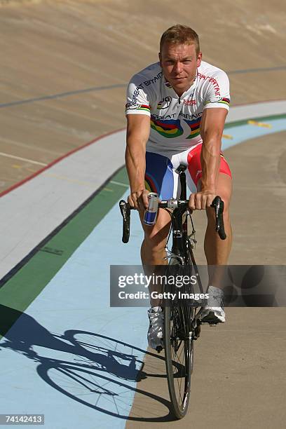 Chris Hoy of Great Britain with a can of Red Bull after breaking the World 500 Metre Altitude Record at the Alto Irpavi Velodrome, May 13, 2007 in La...