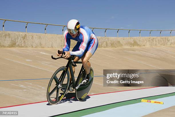 Chris Hoy of Great Britain on his way to breaking the World 500 Metre Altitude Record at the Alto Irpavi Velodrome, May 13, 2007 in La Paz, Bolivia.