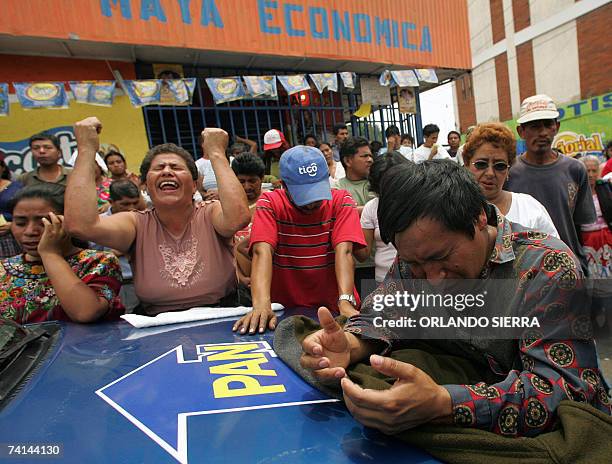 Locatarios del mercado municipal del municipio de Villanueva oran cuando se oponen a ser reubicados en la periferia sur de Ciudad de Guatemala, el 14...