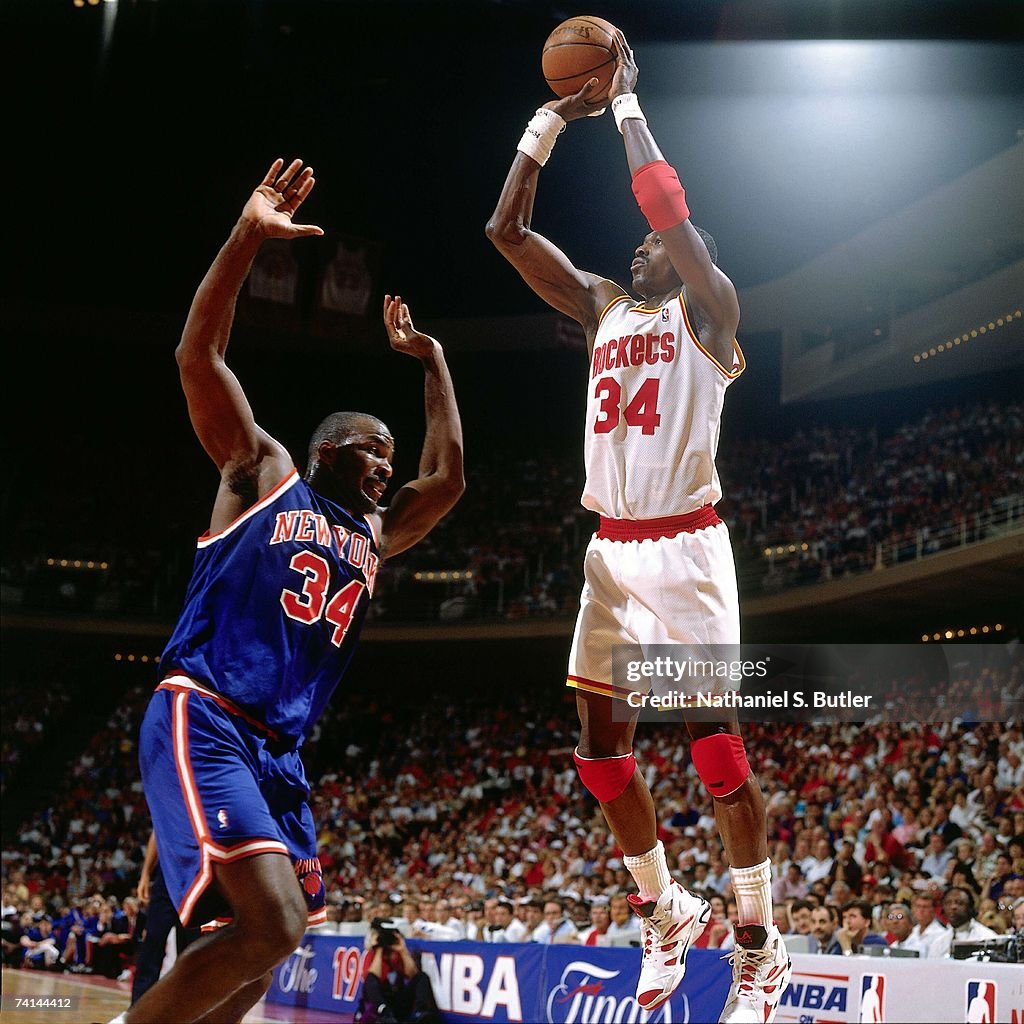 Houston Rockets 2004 Hakeem Olajuwon of the Houston Rockets shoots against Charles Oakley ...