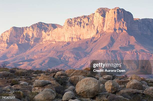 sunset on the guadalupe mountains near pine springs, texas. - parque nacional de las montañas de guadalupe fotografías e imágenes de stock