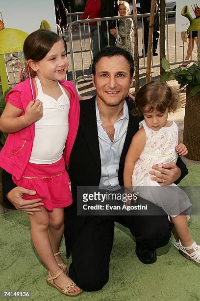 Executive producer of Live with Regis and Kelly, Michael Gelman and daughters Jamie Gelman and Misha Gelman attend the premiere of Shrek The Third at...