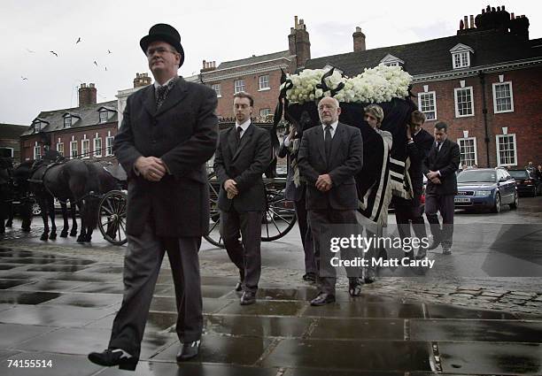 Pall bearers carry the coffin at the funeral service for fashion stylist Isabella Blow, at Gloucester Cathedral on May 15 2007 in Gloucester,...