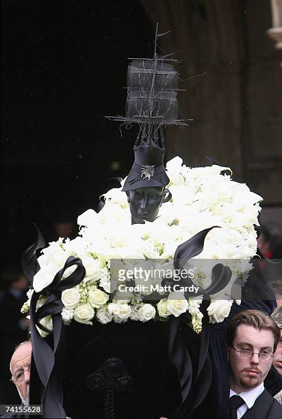 Pall bearers carry the coffin at the funeral service for fashion stylist Isabella Blow, at Gloucester Cathedral on May 15 2007 in Gloucester,...