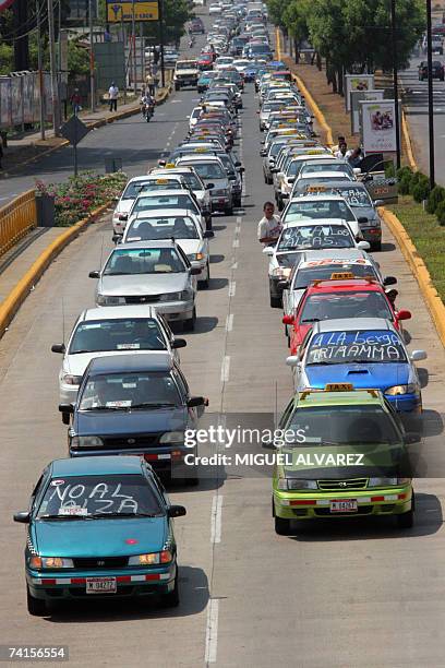 Una caravana de taxistas transita por las calles de Managua en protesta por la suba del precio de la gasolina y la de las multas de transito...