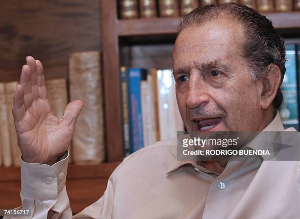 Rodrigo Borja, ex presidente de Ecuador, habla en una entrevista a la AFP en su casa en Quito el 14 de mayo de 2007. Borja sostuvo que la Union de...
