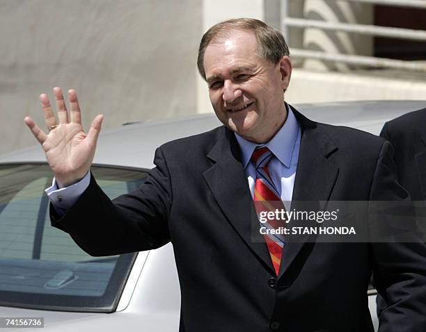 Columbia, UNITED STATES: Republican Presidential hopeful former Virginia Governor Jim Gilmore waves to media at the Koger Center in advance of the...