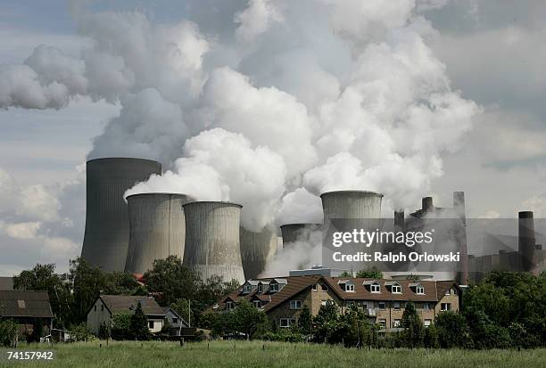 Exhaust rises from cooling towers at the Niederaussem lignit coal-fired power station May 15, 2007 at Bergheim near Aachen, Germany. The four German...