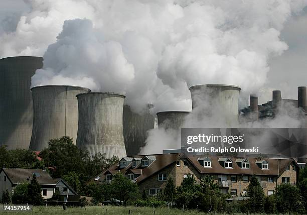 Exhaust rises from cooling towers at the Niederaussem lignit coal-fired power station May 15, 2007 at Bergheim near Aachen, Germany. The four German...