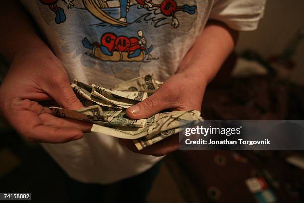Linda counting money before buying meth on December 2, 2005 in Bowling Green, Kentucky.