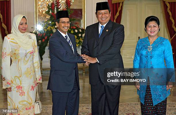 Jakarta, Java, INDONESIA: The 13th King of Malaysia, Sultan Mizan Zainal Abidin , shakes hands with Indonesian President Susilo Bambang Yudhoyono as...