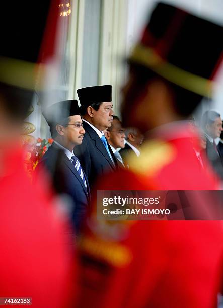 Jakarta, Java, INDONESIA: The 13th King of Malaysia, Sultan Mizan Zainal Abidin , is accompanied by Indonesian President Susilo Bambang Yudhoyono as...