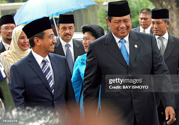 Jakarta, Java, INDONESIA: The 13th King of Malaysia, Sultan Mizan Zainal Abidin , is greeted by Indonesian President Susilo Bambang Yudhoyono at the...