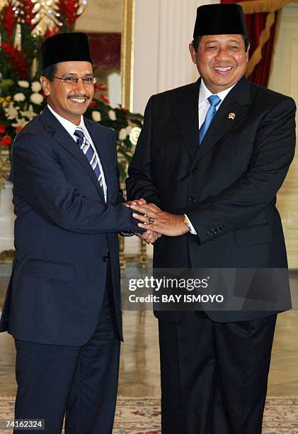 Jakarta, Java, INDONESIA: The thirteenth King of Malaysia, Sultan Mizan Zainal Abidin shakes hands with Indonesian President Susilo Bambang Yudhoyono...
