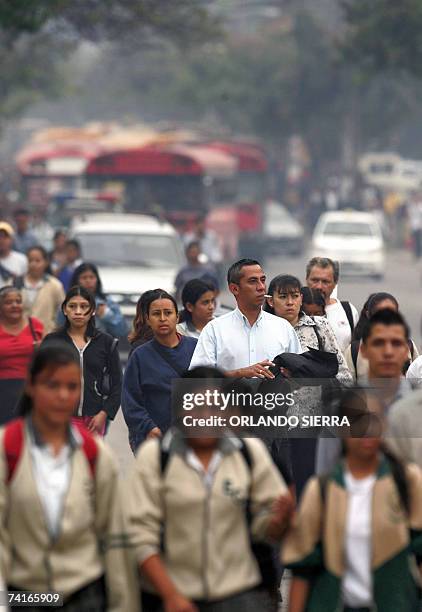 Guatemala City, GUATEMALA: Usuarios del transporte urbano se dirigen a sus centros de trabajo y de estudio a pie ante el paro del transporte urbano...