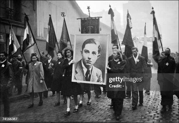 Photo circa 1945 montrant de jeunes manifestants de gauche portant un portrait de Guy Moquet, 17 ans, un jeune militant communiste execute par les...