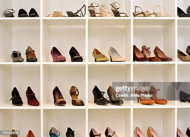 shoes in a shoe store. - magasin de chaussures photos et images de collection