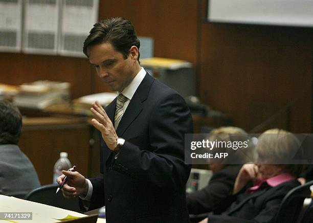 Los Angeles, UNITED STATES: Prosecutor Alan Jackson questions forensic scientist Dr. Henry C. Lee during the Phil Spector murder trial in Los...