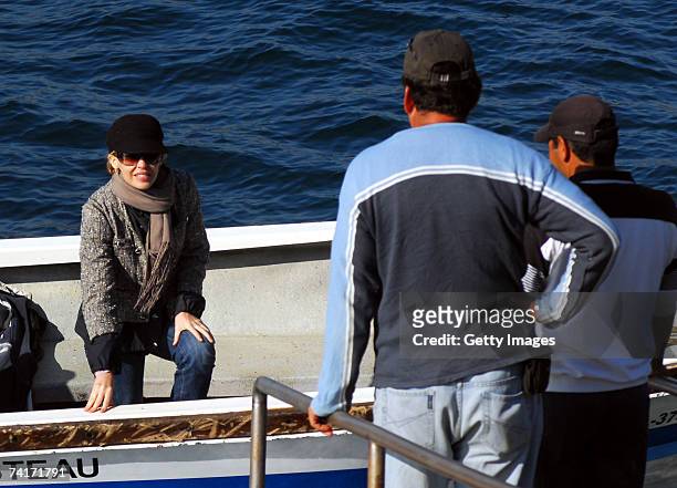 Singer Kylie Minogue leaves a boat during her holiday in Chile in the town of Papudo, about 190km north of Santiago, on May 7, 2007 in Papudo, Chile....