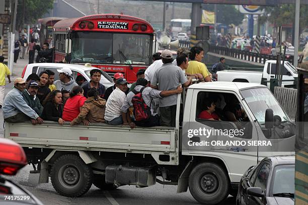 Guatemaltecos viajan en camion durante el segundo dia de paro del transporte urbano, al norte de Ciudad de Guatemala, el 17 de mayo de 2007. Los...