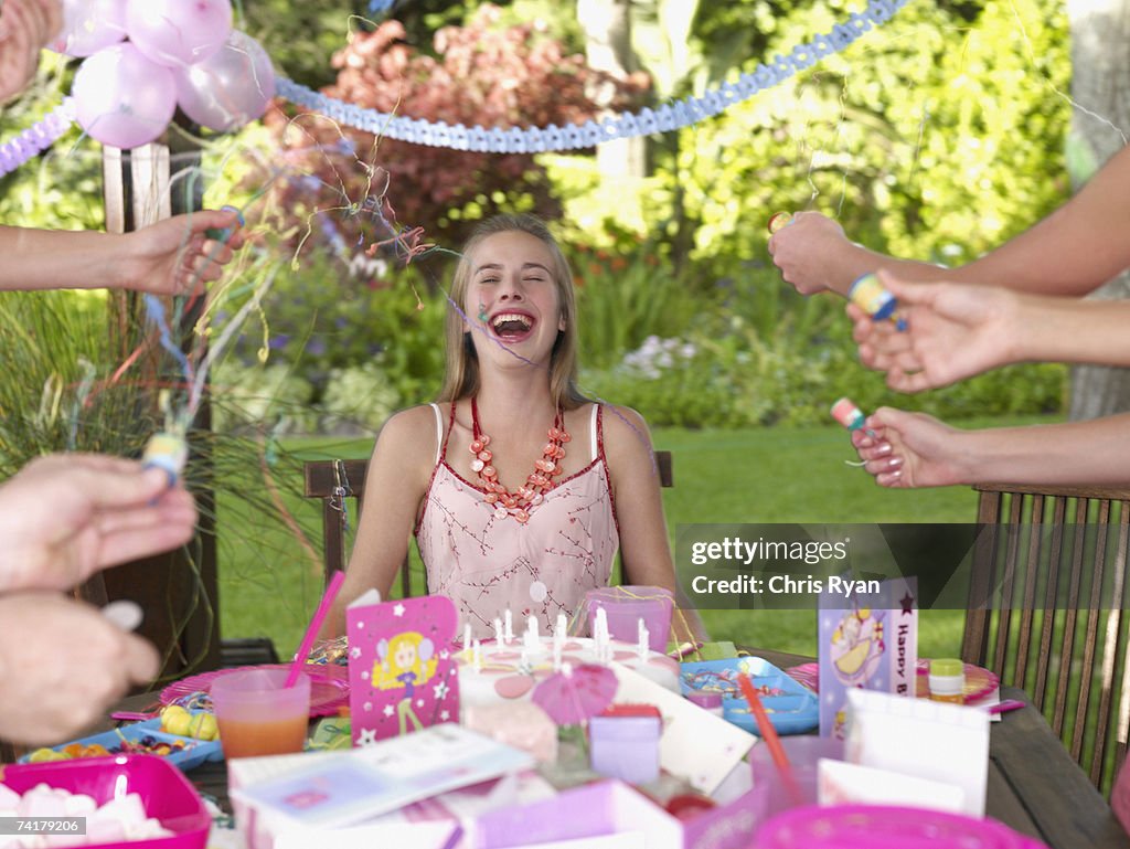 Adolescente ragazza ridendo all'aperto