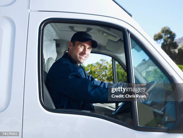 consegna guida di van - veicolo terrestre commerciale foto e immagini stock