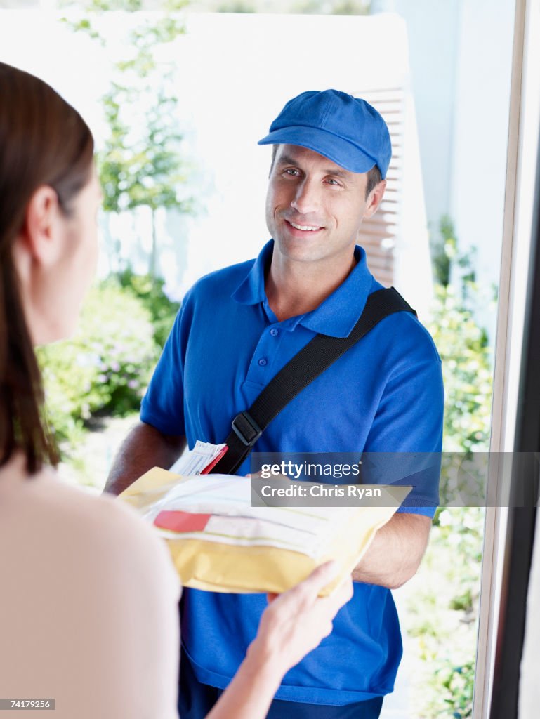 Homem Entregador dando pacote para mulher