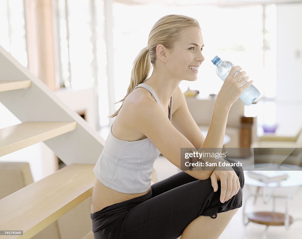 Femme avec une bouteille d'eau