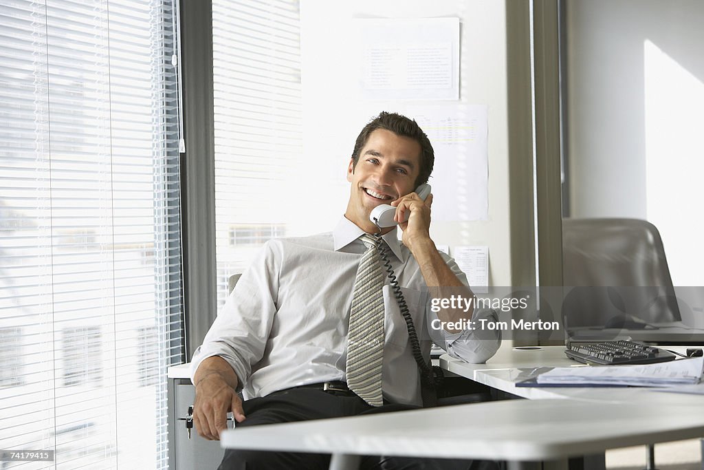 Geschäftsmann Gespräch am Telefon mit einem Lächeln