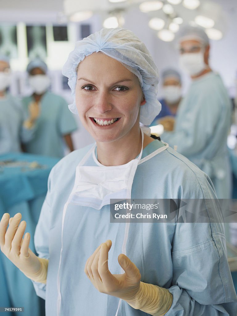 Donna in Camice da medico in sala operatoria