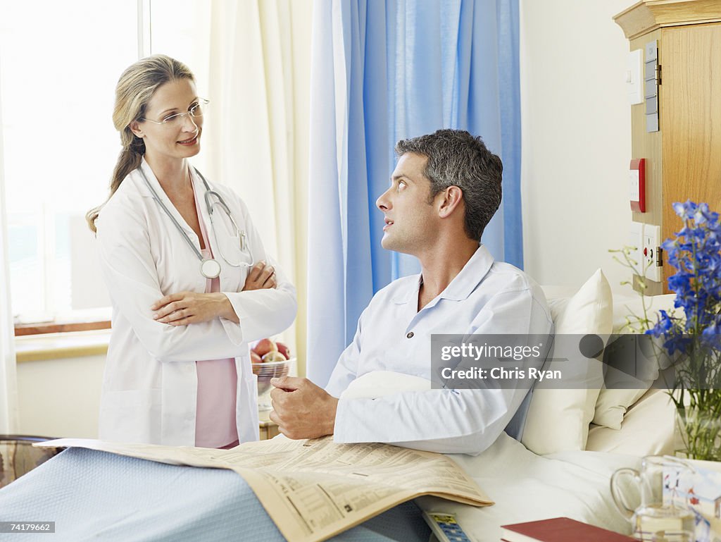 Femmina medico o l'infermiere in ospedale con Paziente maschio