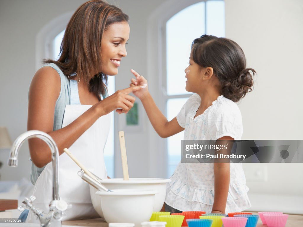 Mãe e filha na cozinha cupcakes bicarbonato