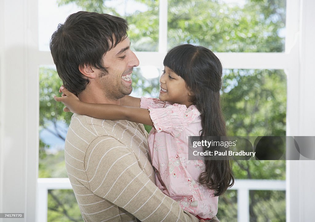 Perfil lateral do pai e filha Abraçar