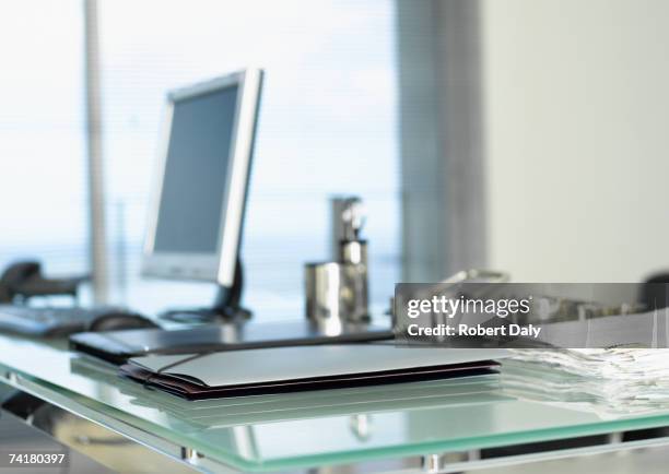 archivo de carpetas con estaciones de trabajo de oficina con ordenador de escritorio - exilio fotografías e imágenes de stock