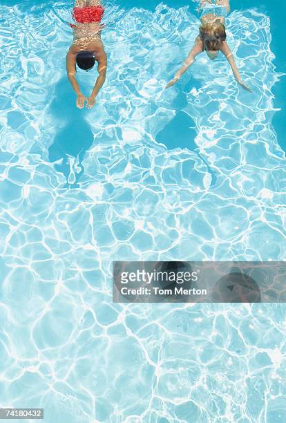 paare schwimmen im pool - couple warm stock-fotos und bilder